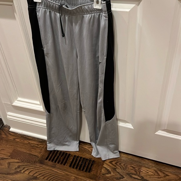 Size large Old Navy, active lightweight performance pants, and light grey - Picture 2 of 8